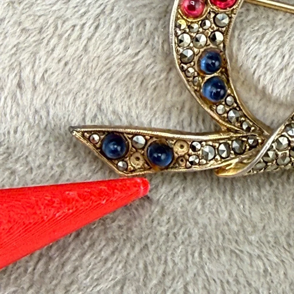 Vintage Les Bernard Inc. Rhinestone Brooch Gold Tone Bow READ‎